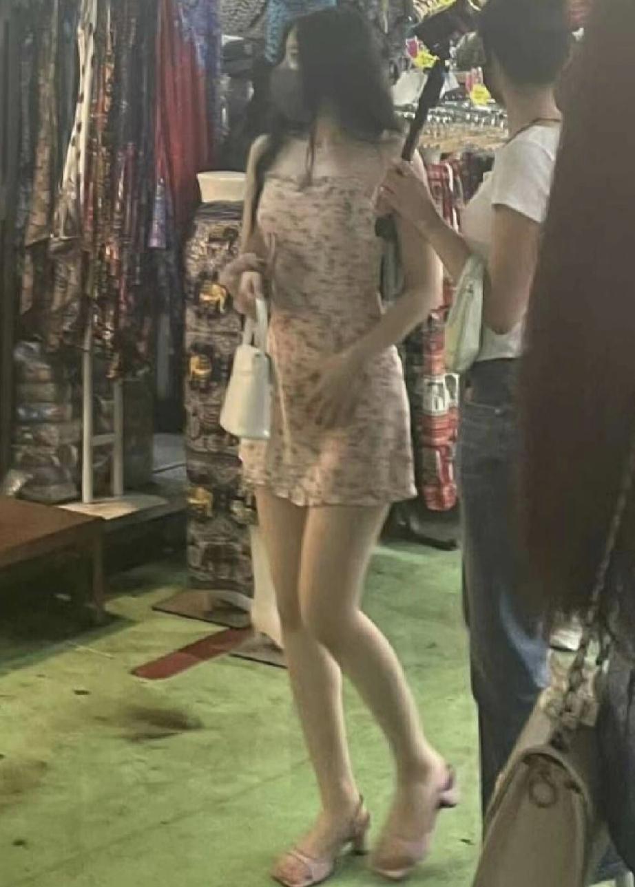 明星就是不一样，
戴着口罩也挡不住迷人的气质，
更不用说那婀娜多姿的曲线了。