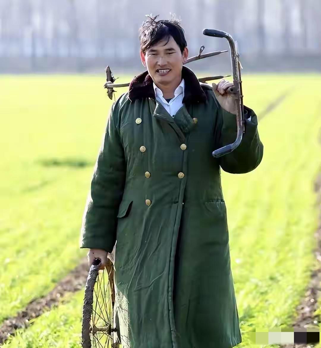 跳楼身亡、家里现金堆成山、偷养私生子，大衣哥为自己的私生活谣言正名。一夜之间，三