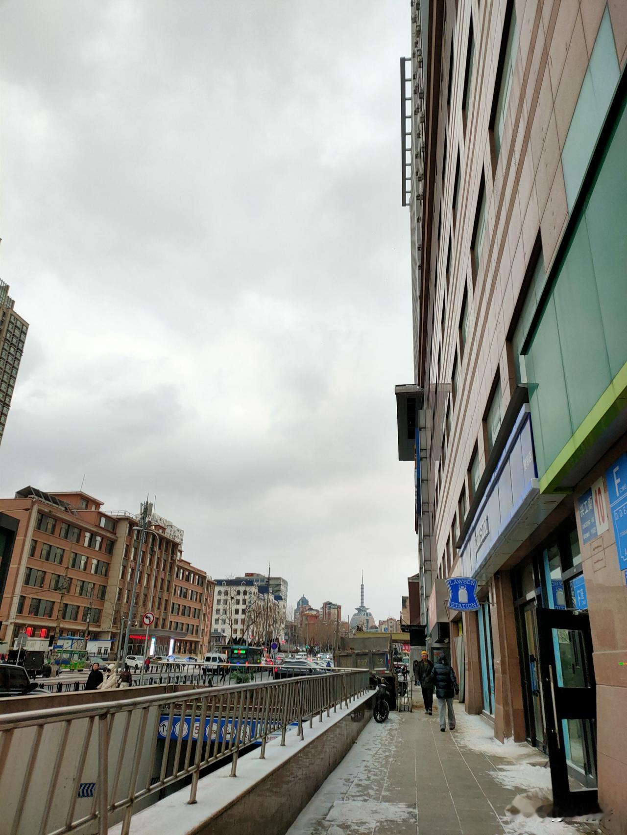 记录我的2026大连又下雪了，飘落的雪都被带跑了，因为一降温大连就刮大风，虽然没