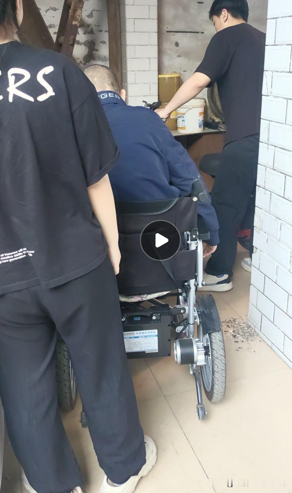 一家四口，一年四季，全身上下除了鞋子是自己买的，其它都是穿别人给的衣服和裤子，不