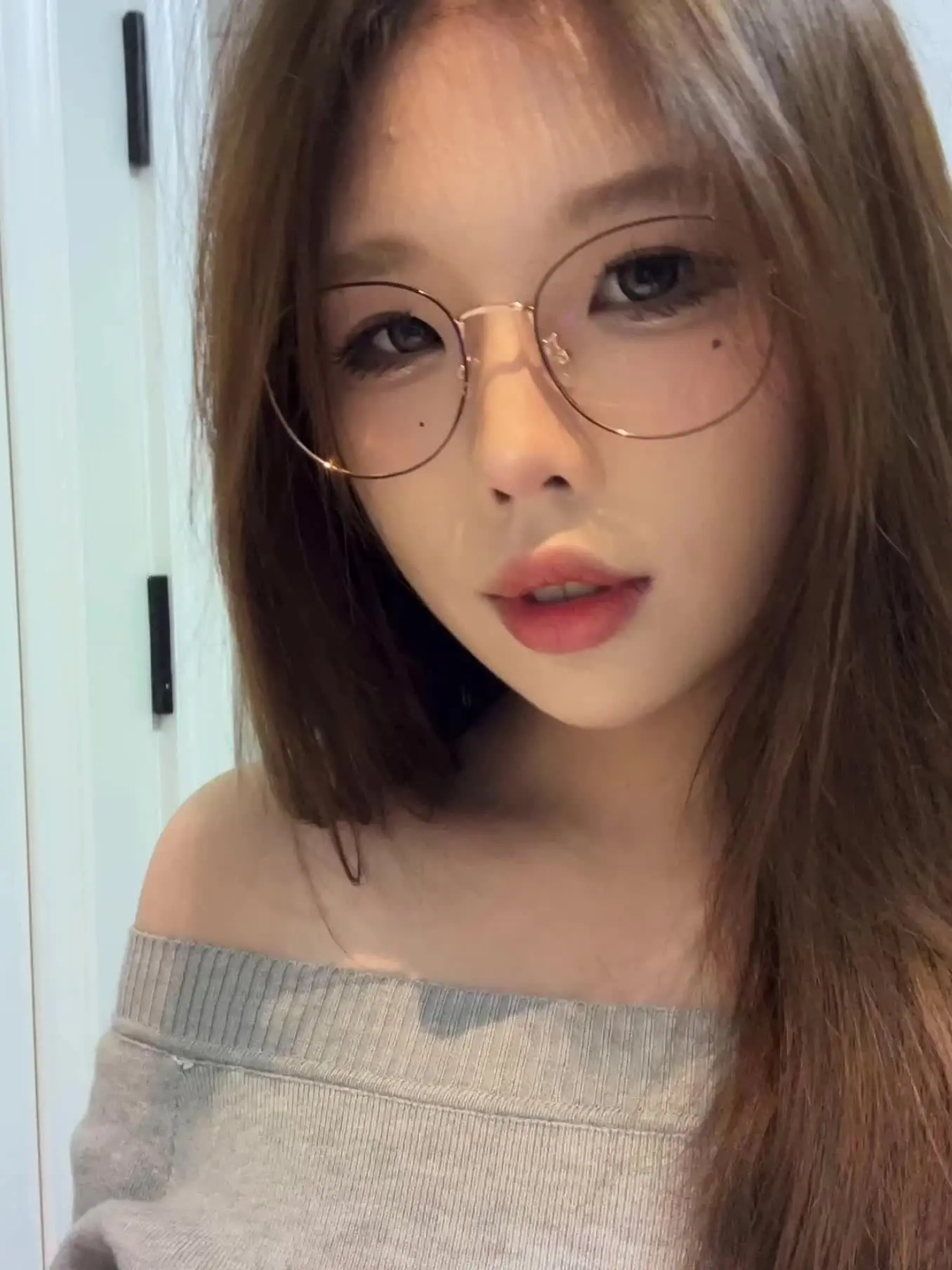 花了几百块做了个护理 最后洗头的时候Tony轻轻在我耳边说 这个买个几...