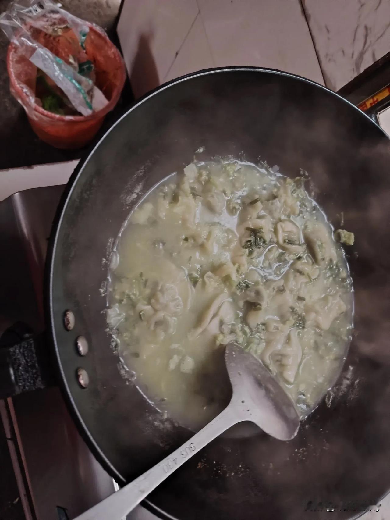 春节期间买的速冻饺子。
今天早上想起来有这么一袋饺子，就想着早上煮着吃了吧，结果