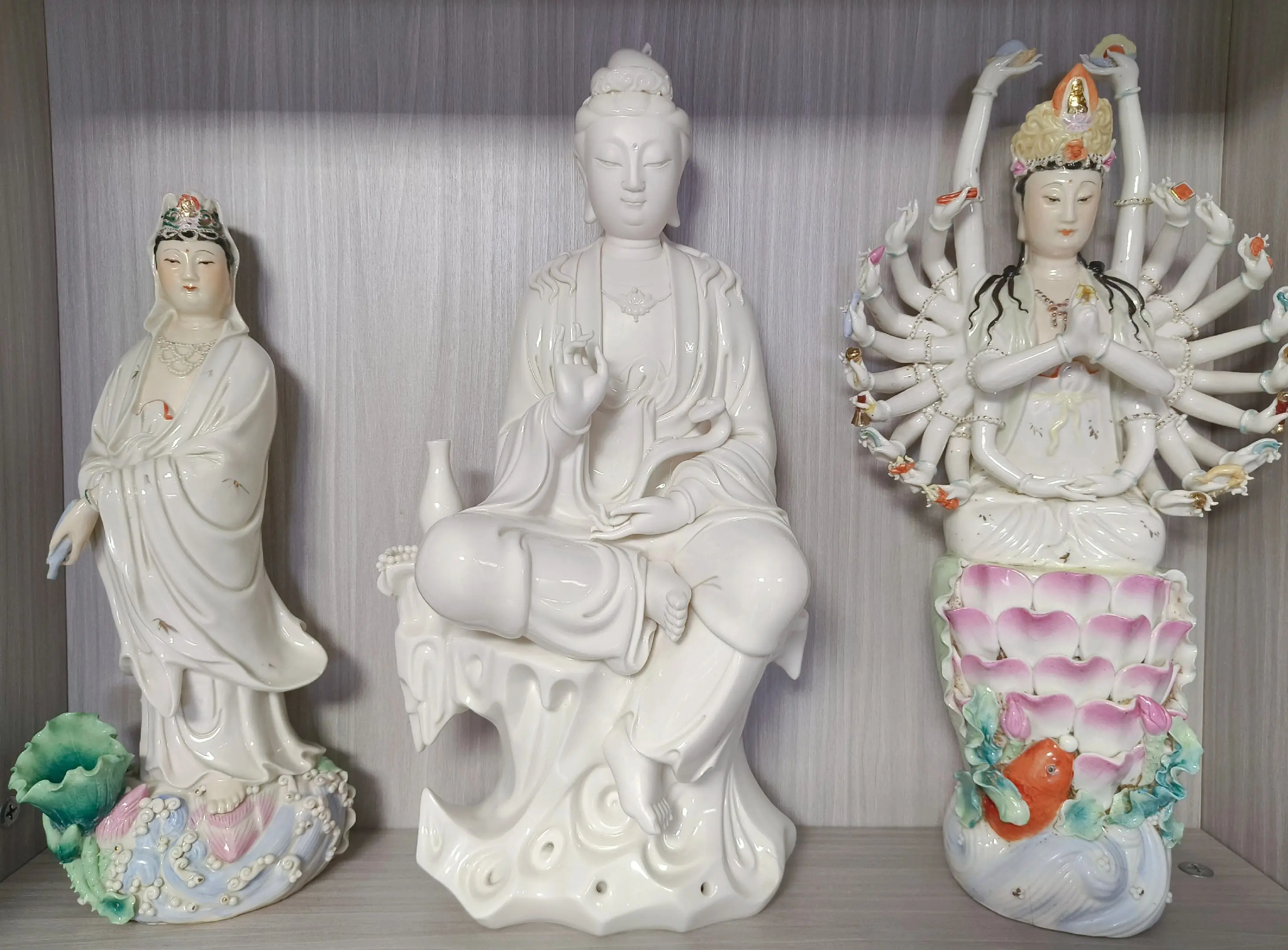 杨枝渡厄，坐石安禅，千手护持。 莲台各现，水月同观，尘寰共护。