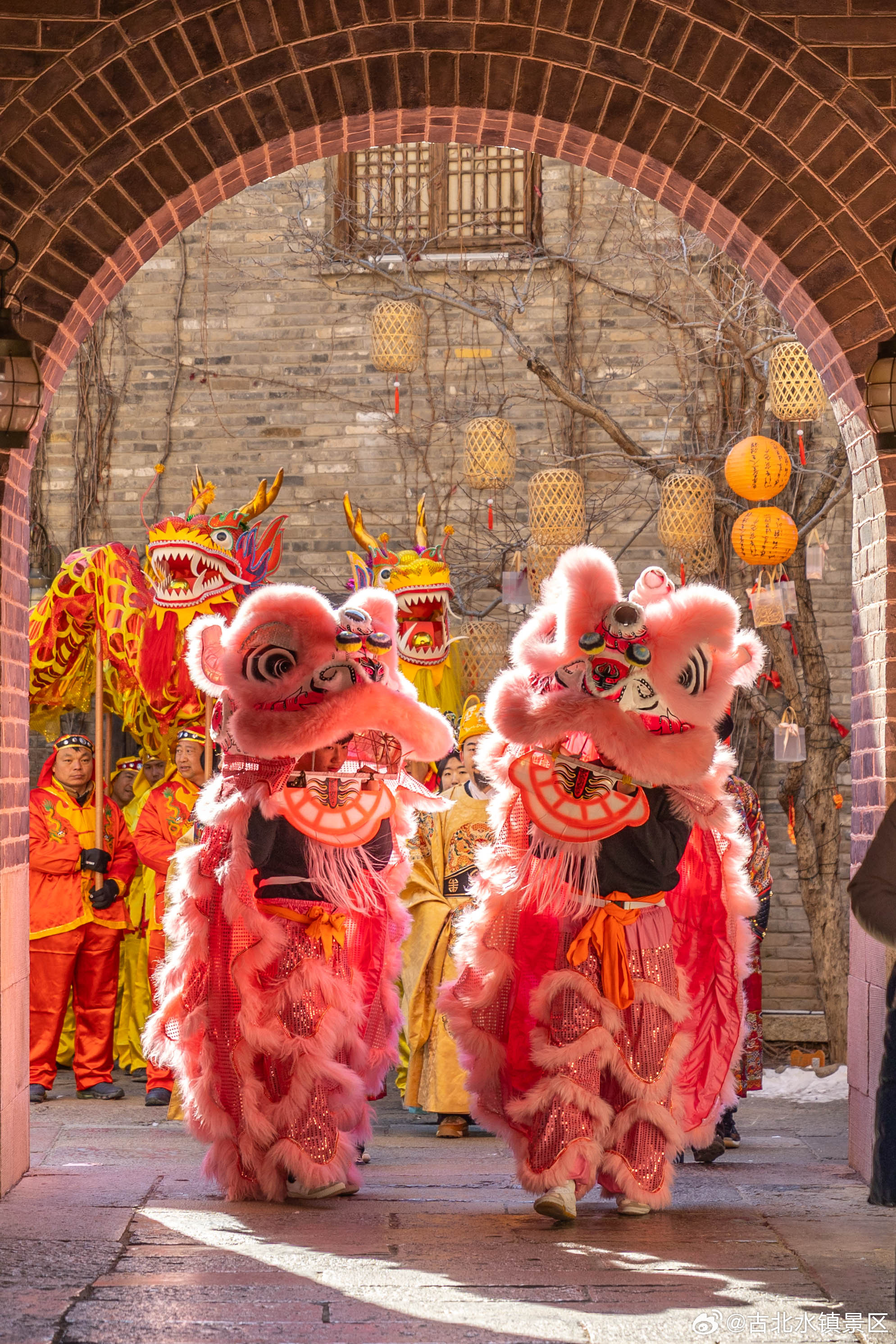 生活无需轰轰烈烈，快乐即是光彩夺目，愿我们心怀喜悦，迎着温暖的阳光，让每一天都充