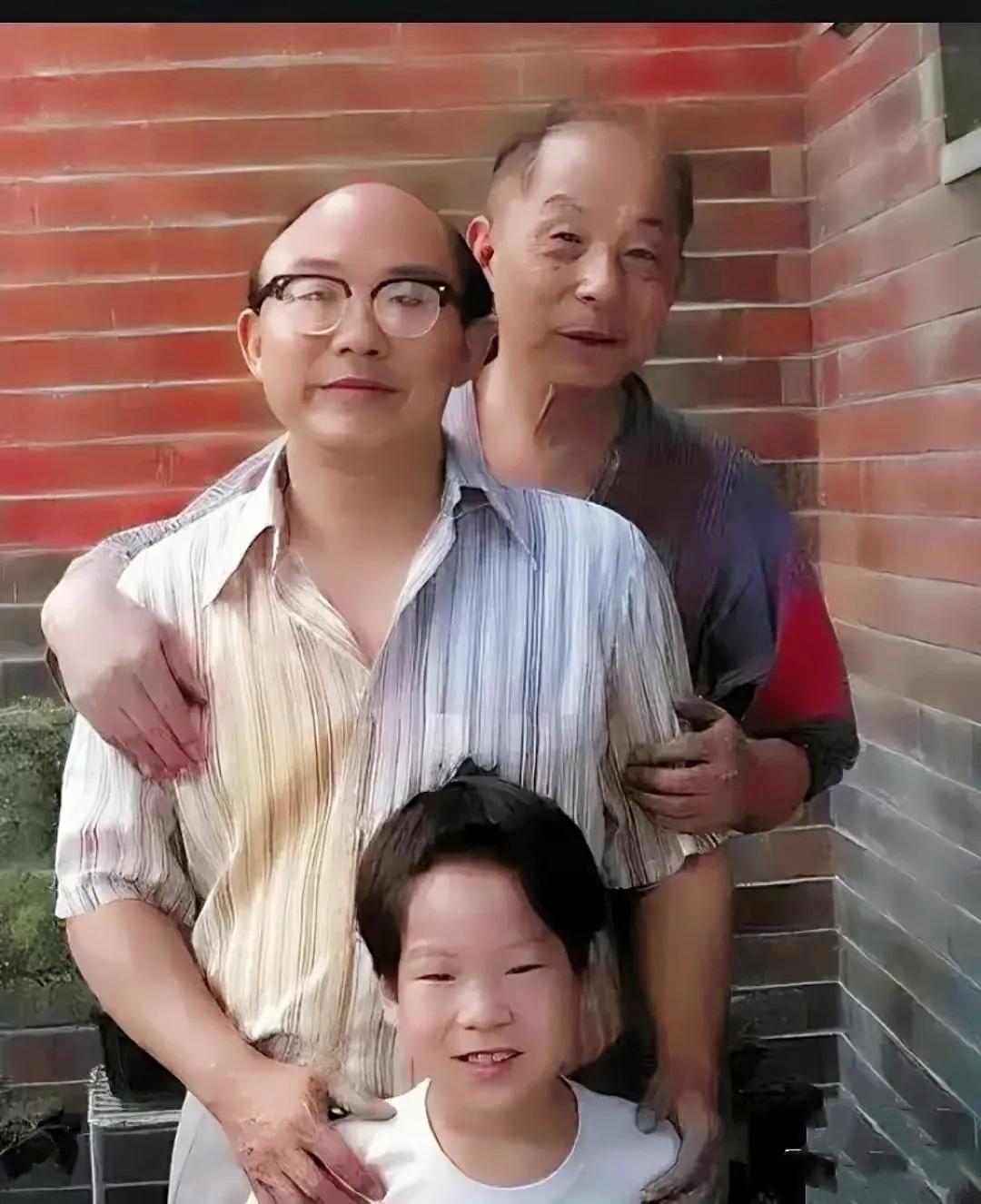 70年代，张学良和儿子张闾琳、孙子张居信在台湾家中的合影。
此时，张学良仍被软禁