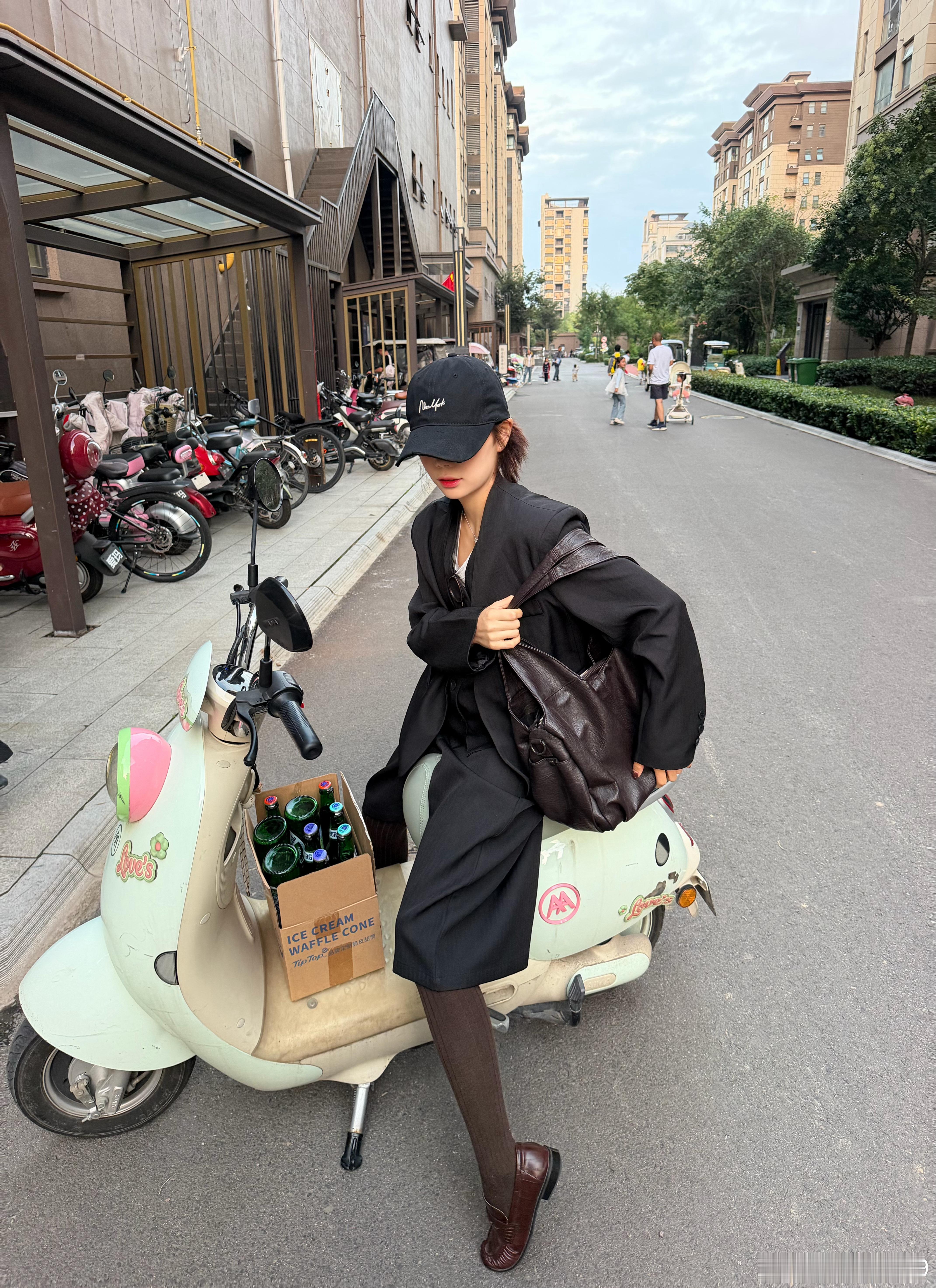 喝酒去了嘿嘿 这套衣服我想大声尖叫 太好看了 质量也好是个三件套 还有个马甲  