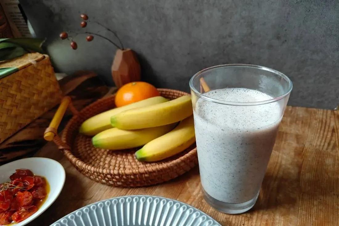 黑芝麻香蕉豆浆

黑芝麻营养，和香蕉、豆浆打成有坚果和水果香浓豆浆，有饱足感又健