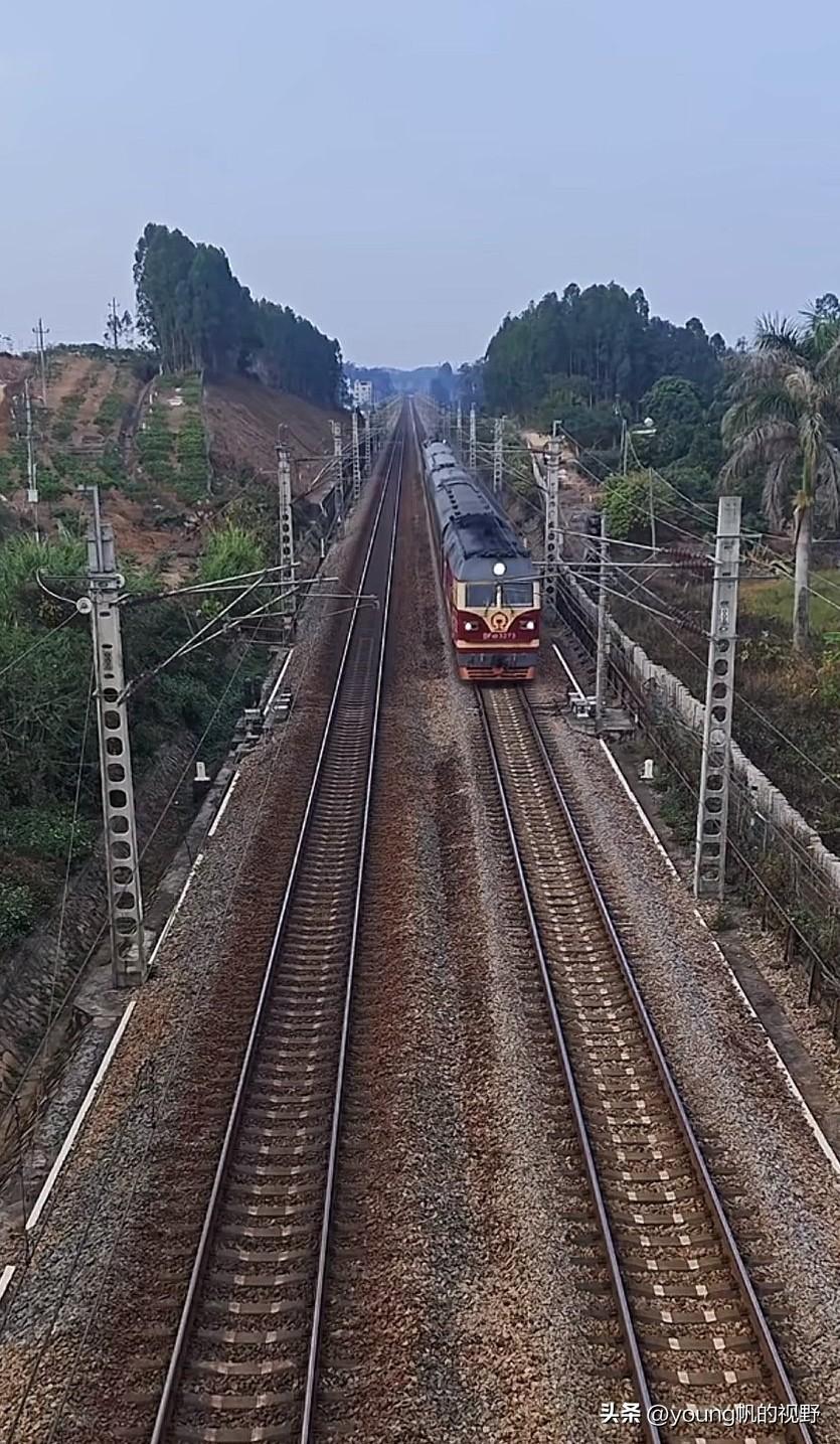 湛江市内历史最为悠久的铁路干线——黎湛铁路。这条铁路修建于上世纪五十年代，长期以