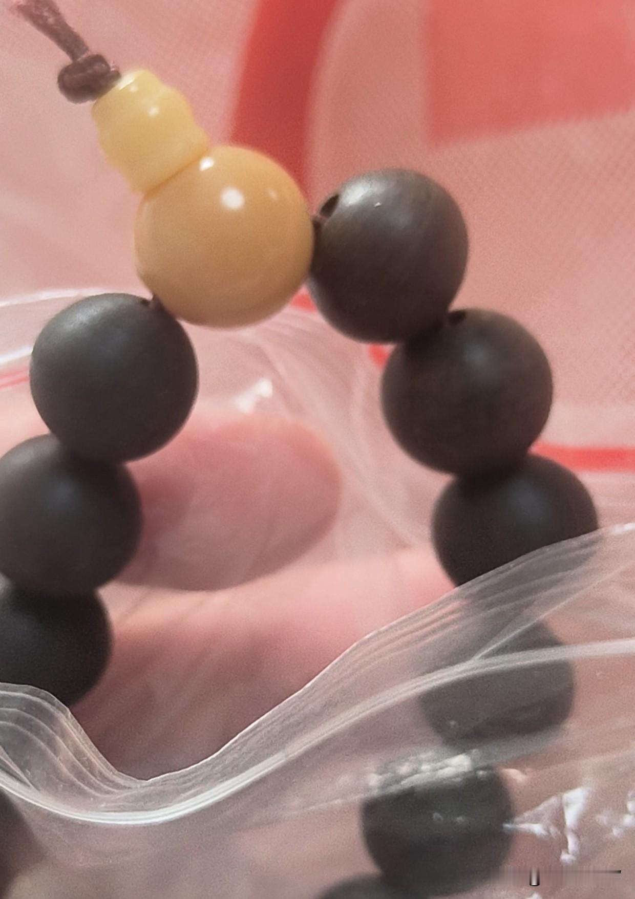 沉香我是拿几串做特价的。以后价格会回到市场价。大家不要吃惊。[耶][耶][耶][