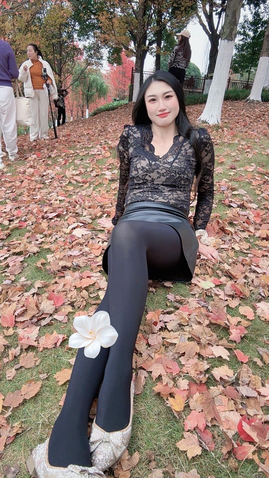 两个人如果有感觉，就不必在乎年龄的大小、贫富的差距。真正的感情，是两个人在一起时