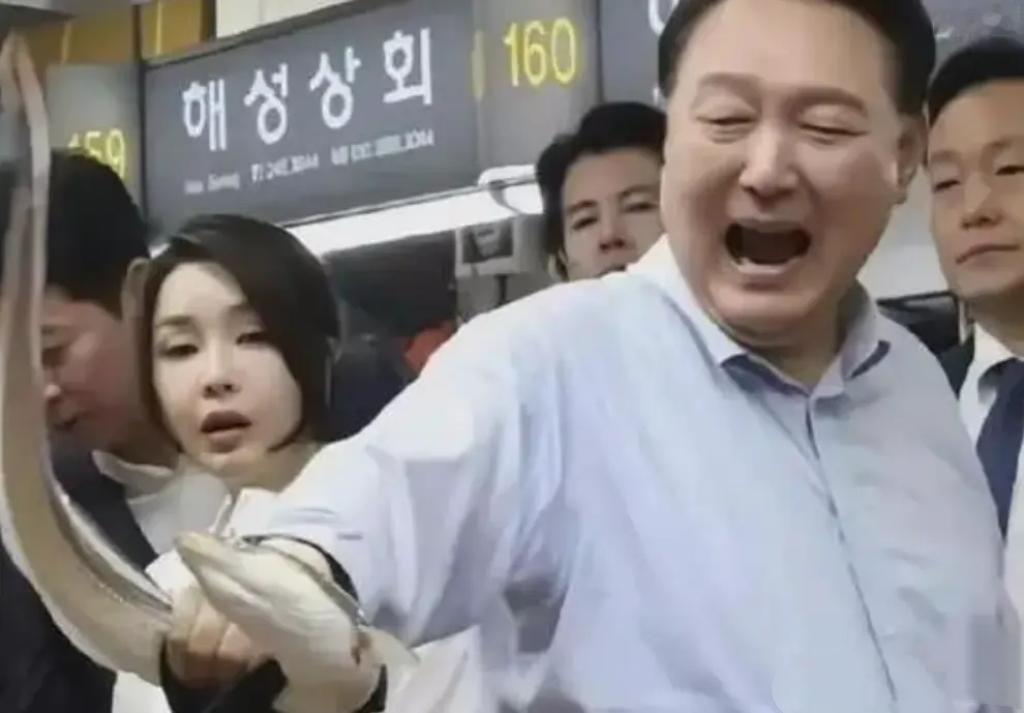 当地时间 2 月 13 日，尹锡悦听到宣判结果后，不禁长叹一声，面色瞬间凝重起来