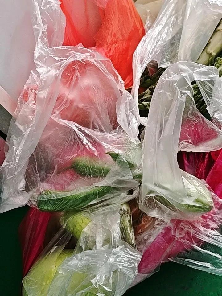 老公说以后我们要做一个有修养的人，要做人上人，要把我们家不好的习惯改掉。
我们家