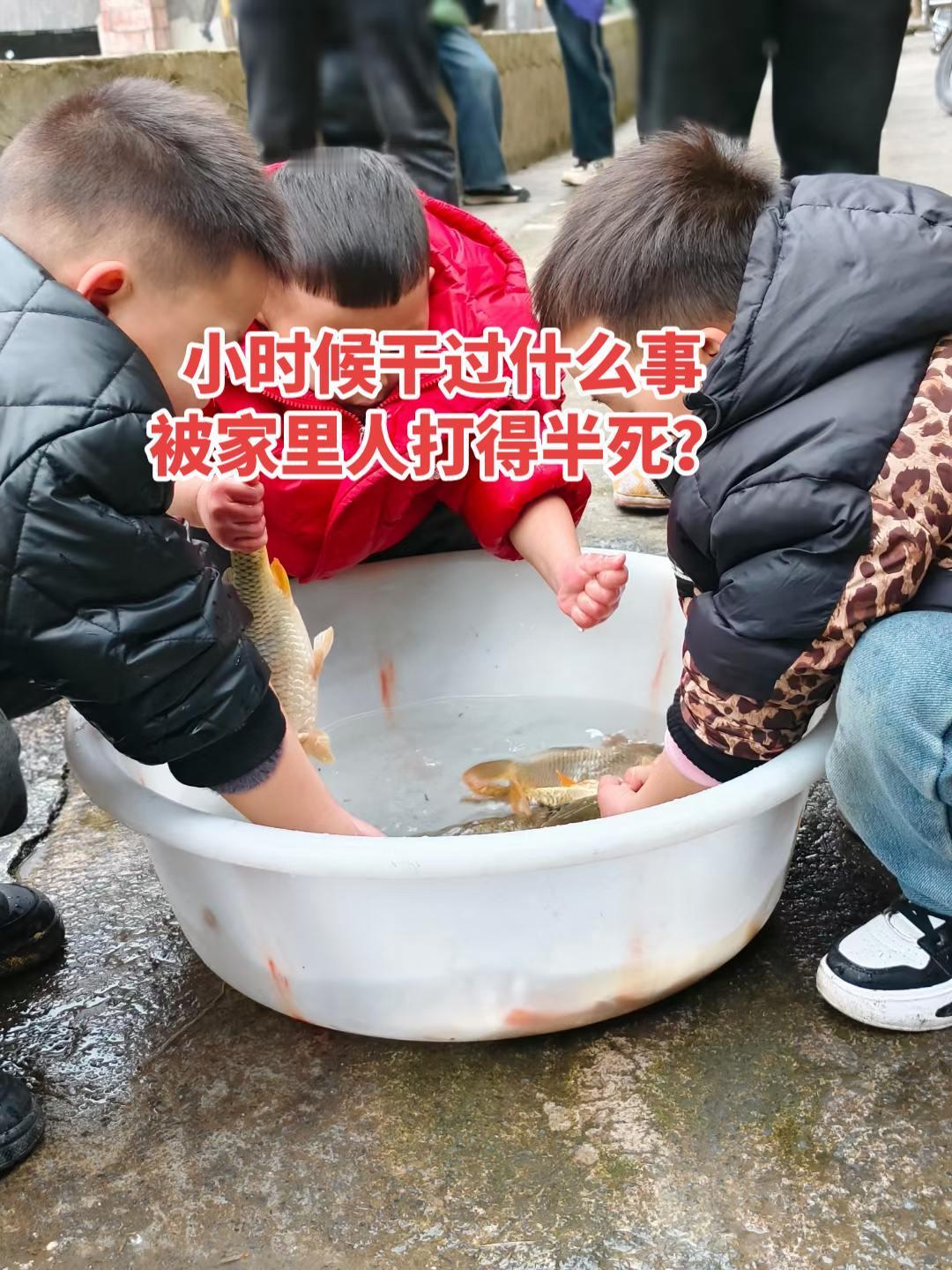 小时候和堂弟荡秋千，等我爸他们回来后炫耀我新想出来的荡秋千方法，被扯着打，屁股上