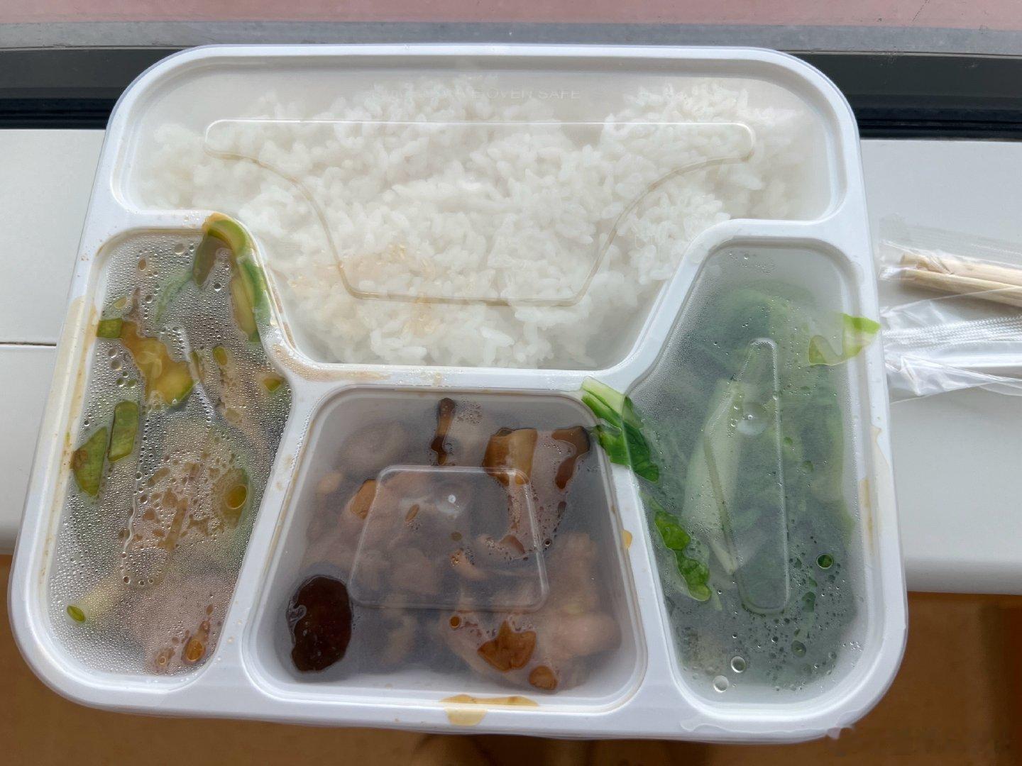 我的妈呀～太难吃了最大的不足就是没带食物没有家属不让去快递吃不下！！！旁边就一个