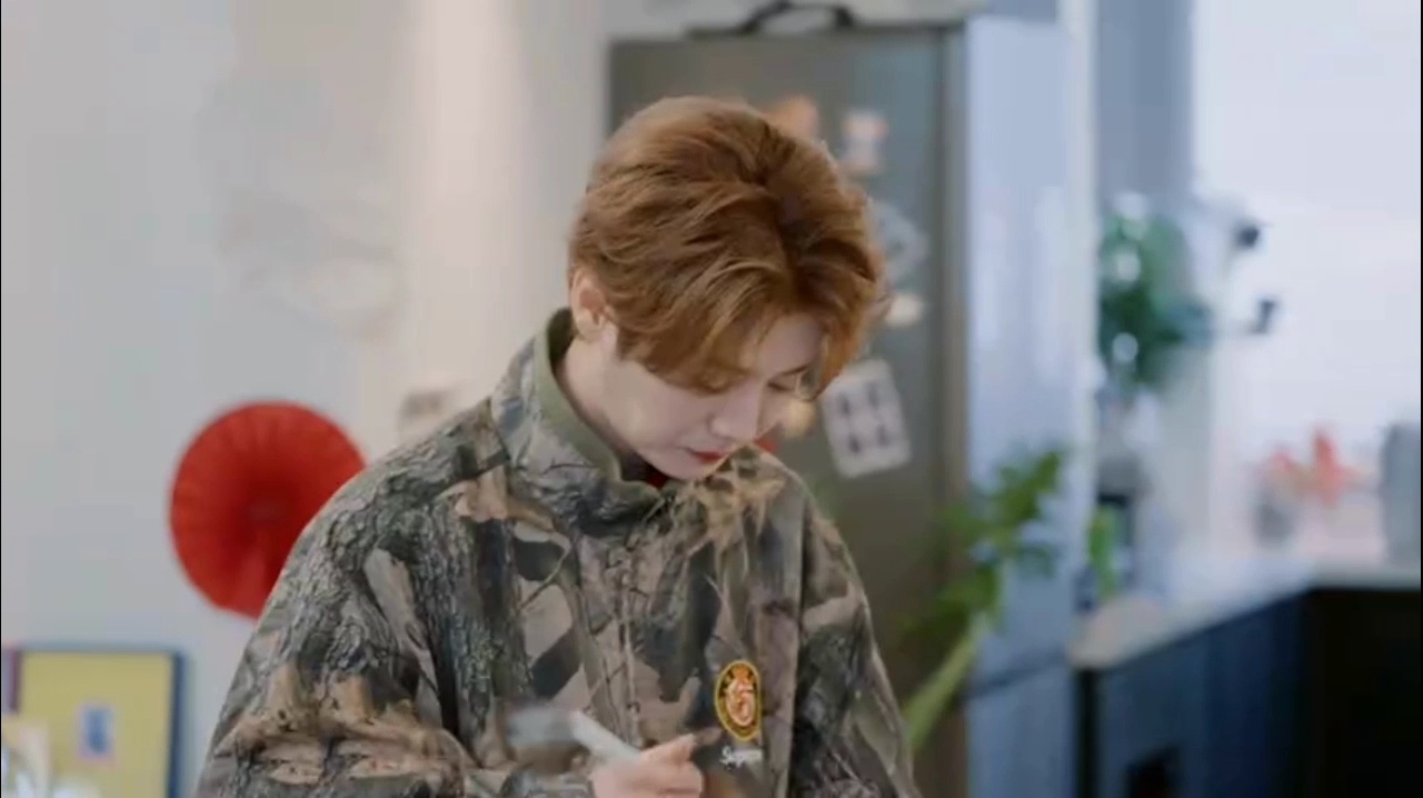 鹿晗尝了邓超带的粉，那表情真是绝了，一边摆手还念叨“这粉真绝了”，嘴上说着，脸上