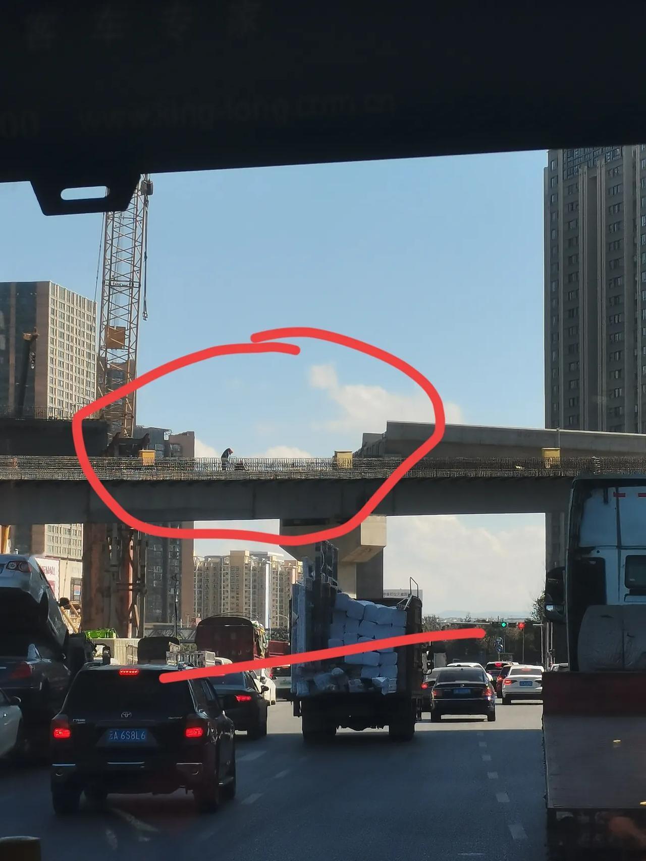 上次我说的这个东三环，广昌立交桥今年的四月份通不了车，本来就是通不了，听他们吹牛