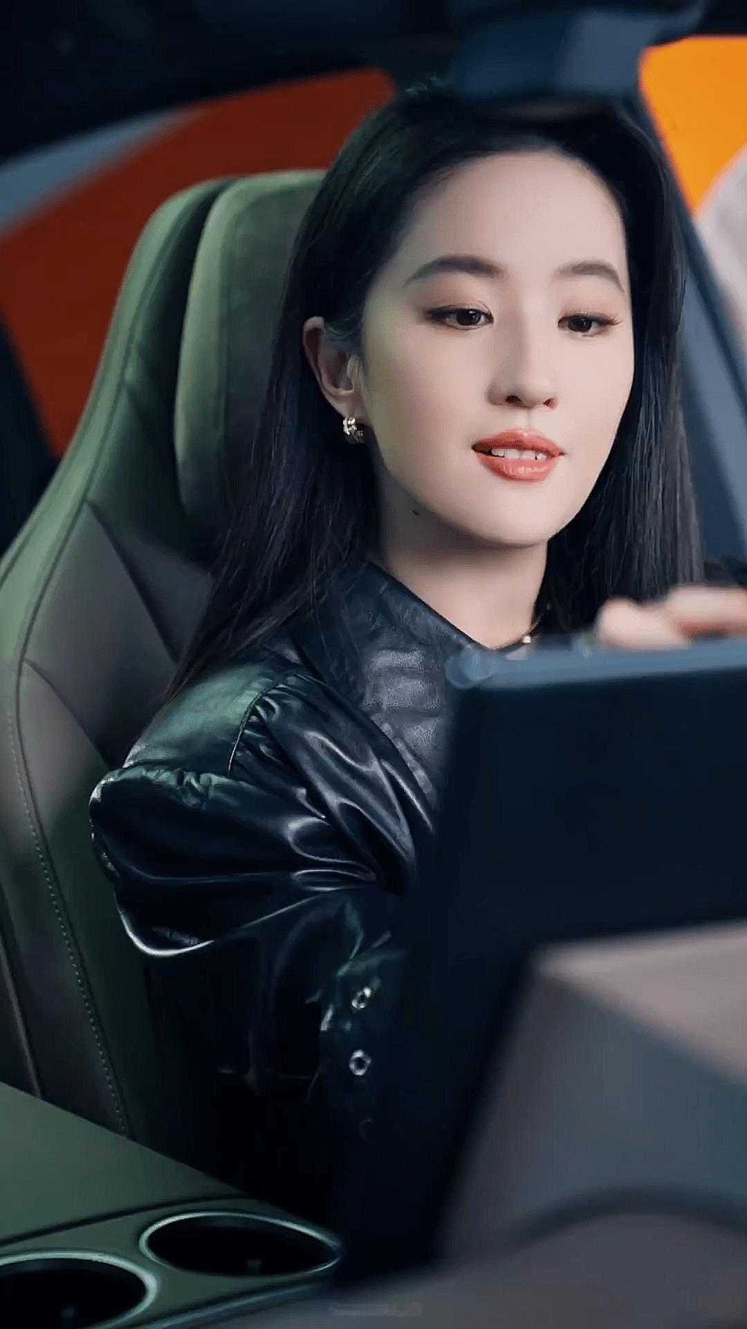 刘亦菲短皮衣黑长直被刘亦菲开车硬控 妈咪 ​好帅 ​​​