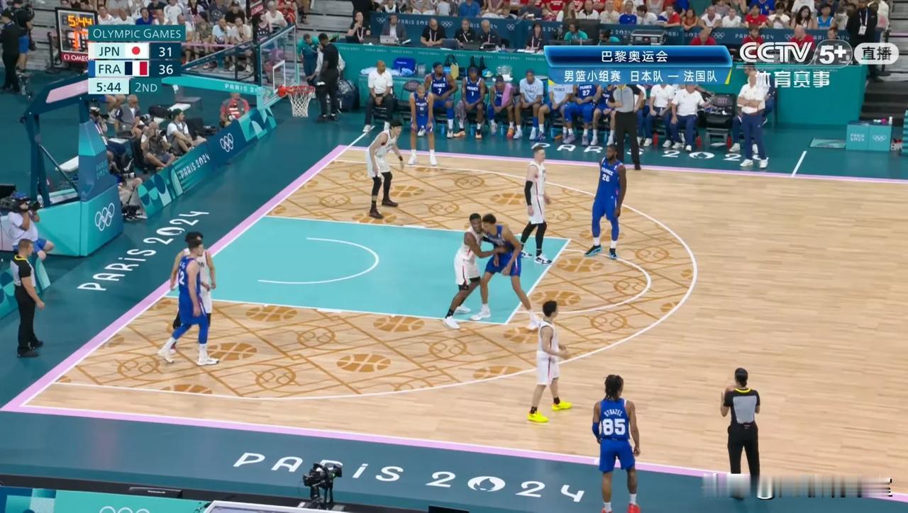 半场结束，日本男篮44：49暂时落后法国，不敢想象这是在FIBA规则下首次打进奥