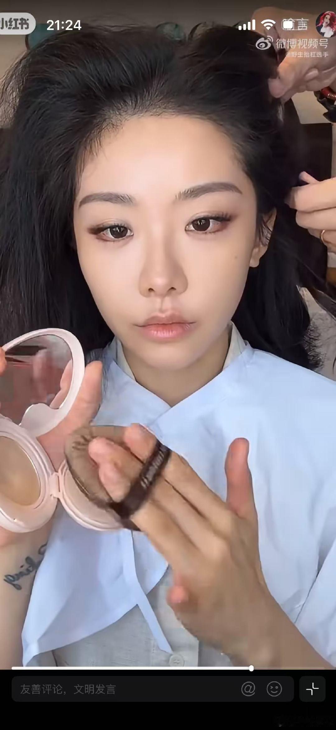 喻言在飞机上化百花奖红毯妆容喻言自己化的百花奖红毯妆容 赶路途中随手搞定红毯妆，