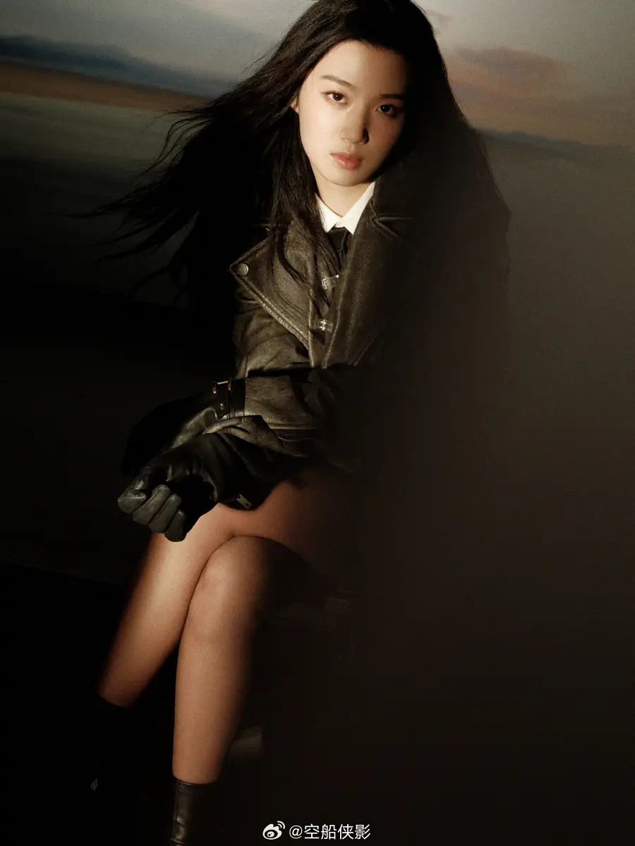 一组卢昱晓的时尚美图释出，她身穿做旧机车皮衣夹克，披散利落长发，帅气迷人卢昱晓坐