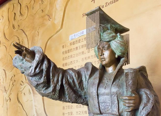 40年前，在嵩山的一处古老寺庙中，一本珍贵的日记被意外地发现。而这本日记的作者竟