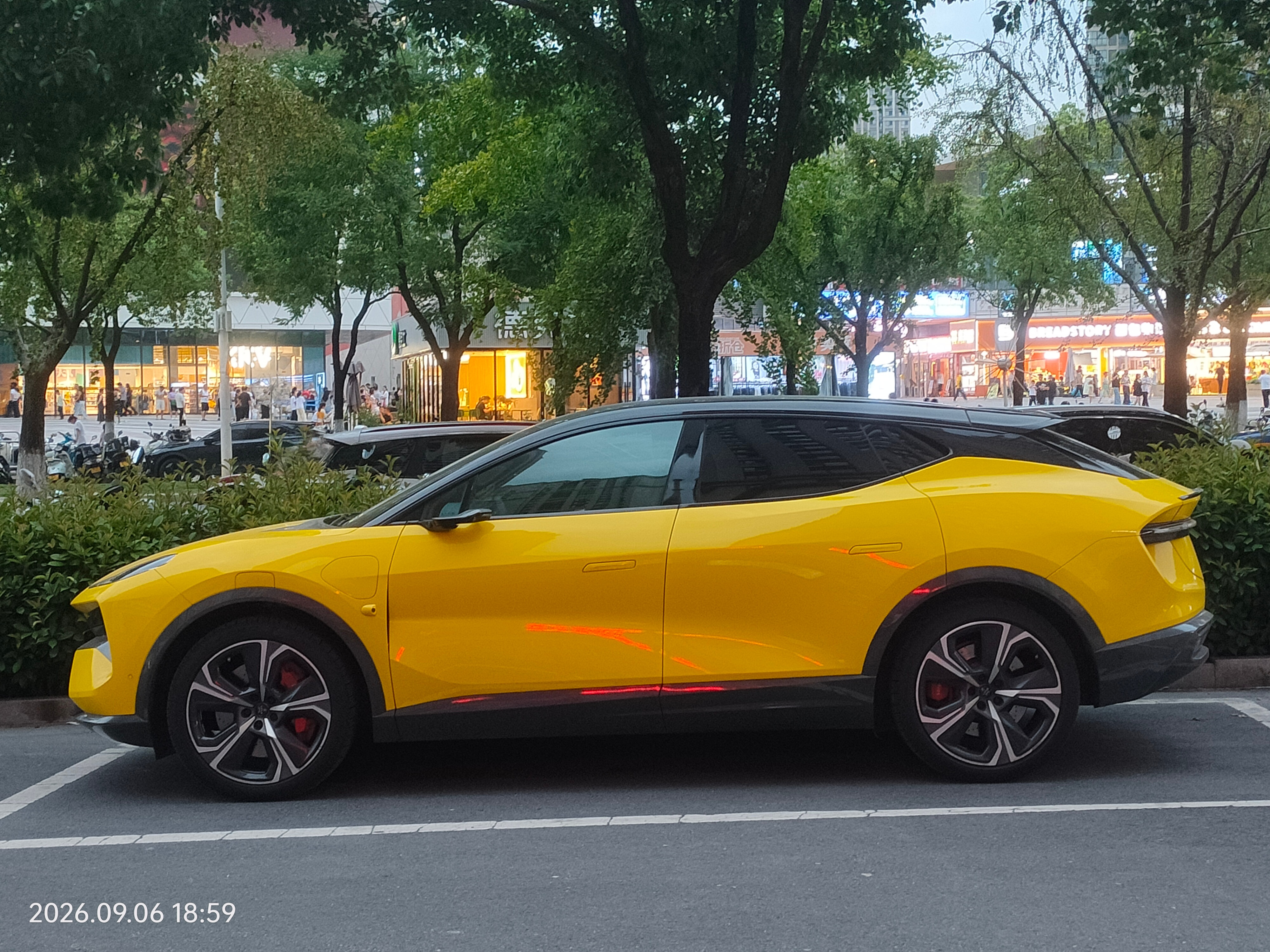 汽车[超话]汽车街拍我与汽车的日常路特斯eletre 路特斯eletre  ​​