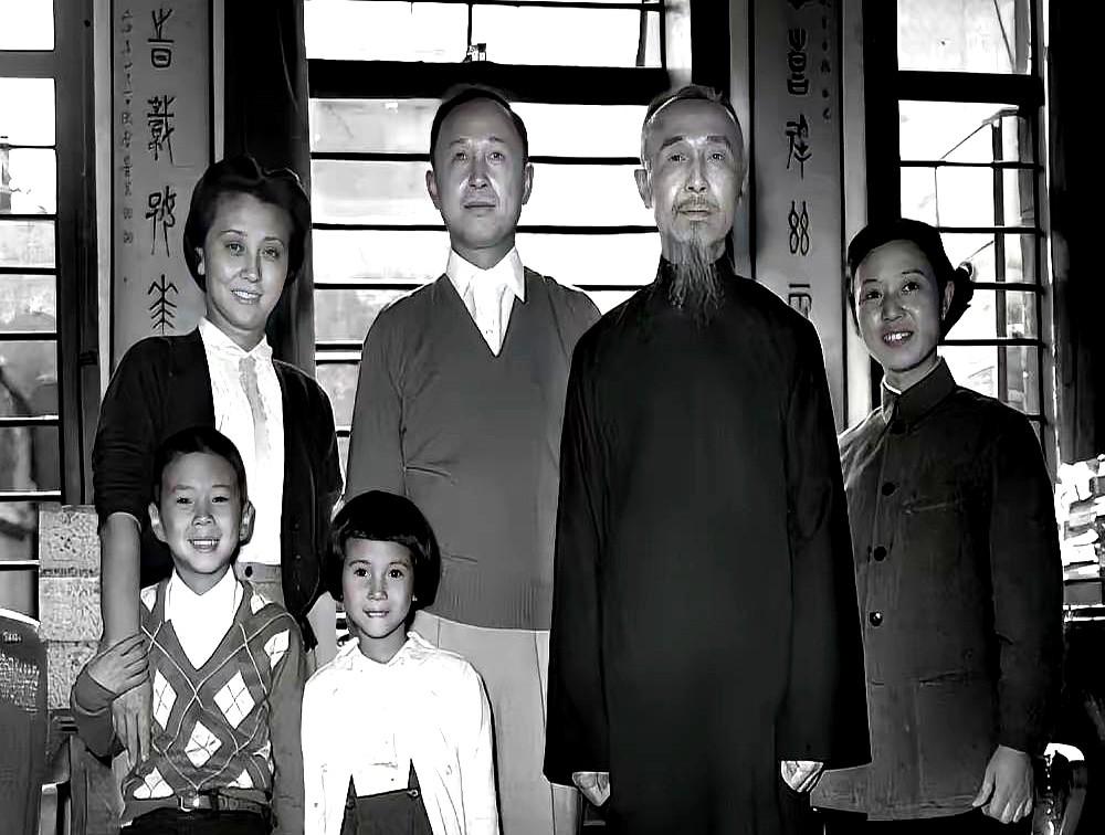 钱学森全家福里那个女孩，到底是谁？

这个困扰大家几十年的谜团，终于解开了。
