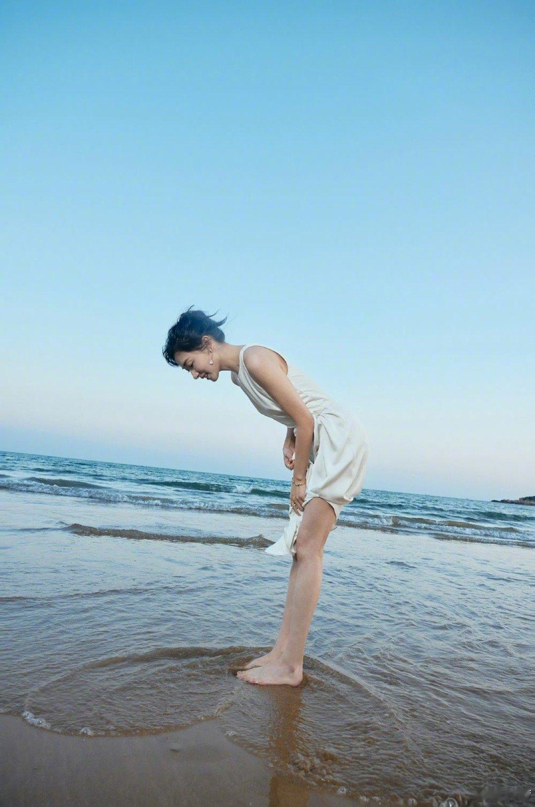 #万茜用海水踩出个爱心# 央视重阳节晚会造型图释出，盘发搭配珍珠白色长裙尽显温柔