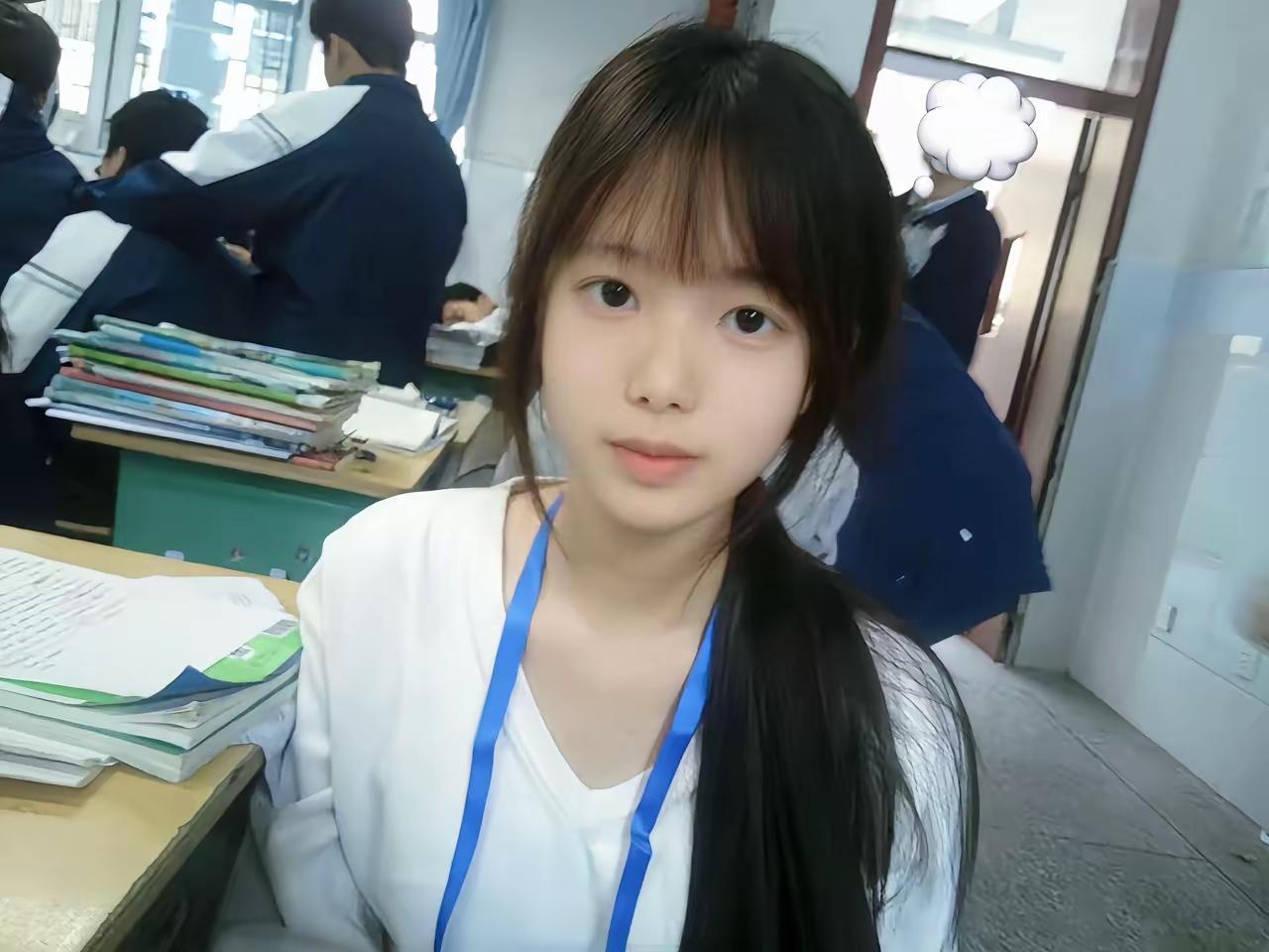 教室那扇窗，装着我整个青春
 
总在某个不经意的瞬间，被一张教室的照片拽回很多年