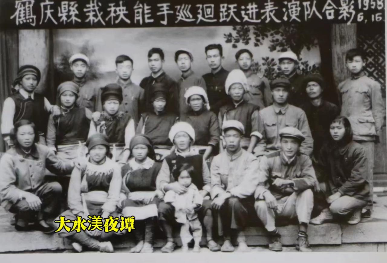 鹤庆栽秧能手梁银仙
        指针拨回一九五八，鹤庆中学，有一帧佳影为岁月