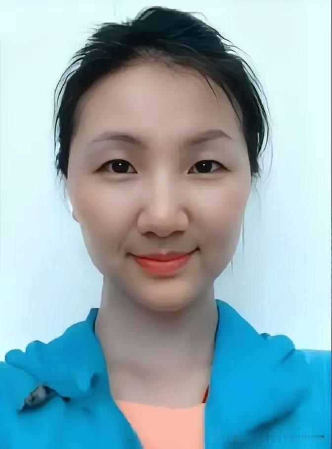 13年前，一架飞往乌鲁木齐的客机升至5000米高空时，一位空姐突然推着餐车猛撞驾