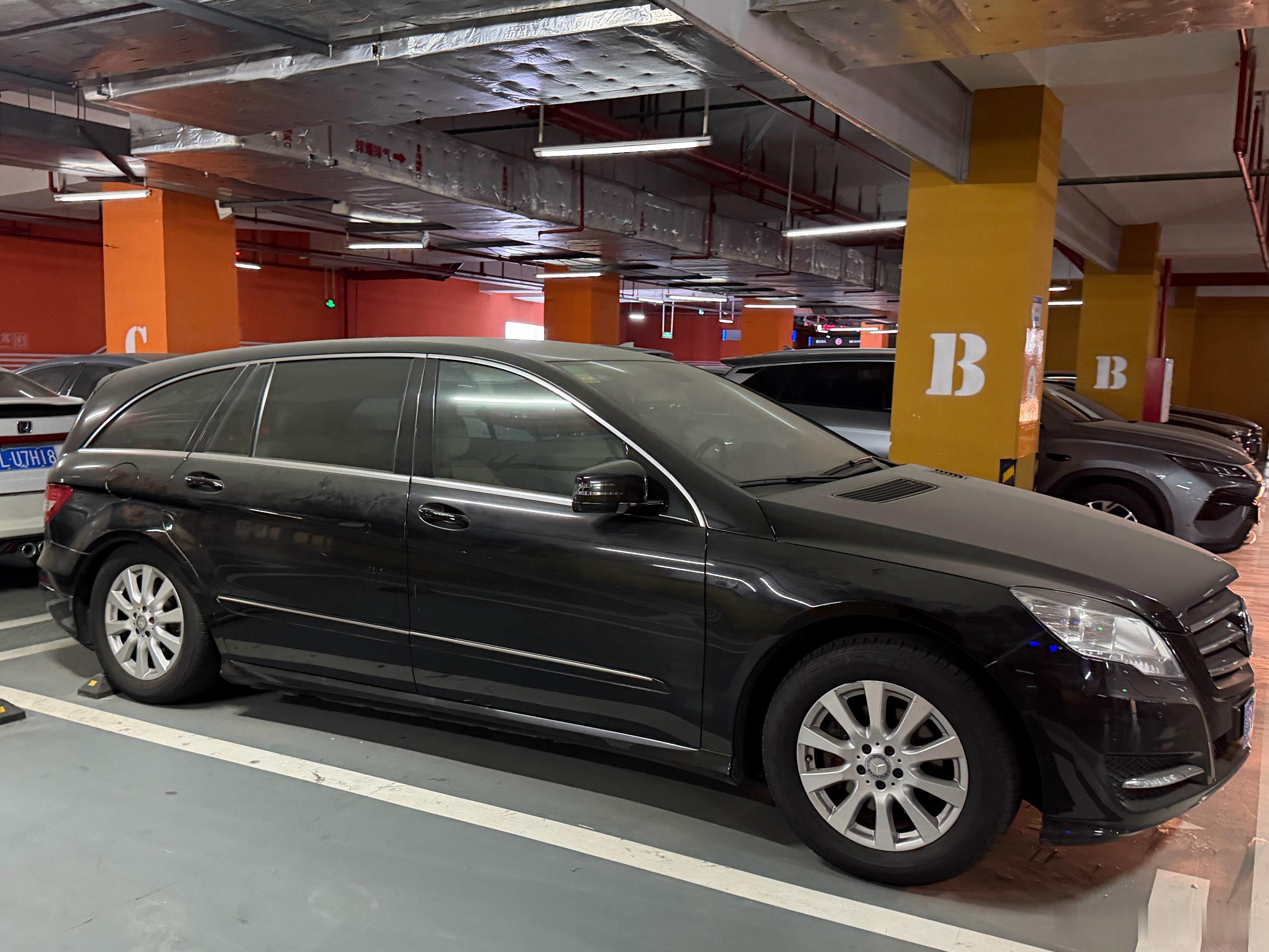 很好奇车尾箱放了什么奔驰