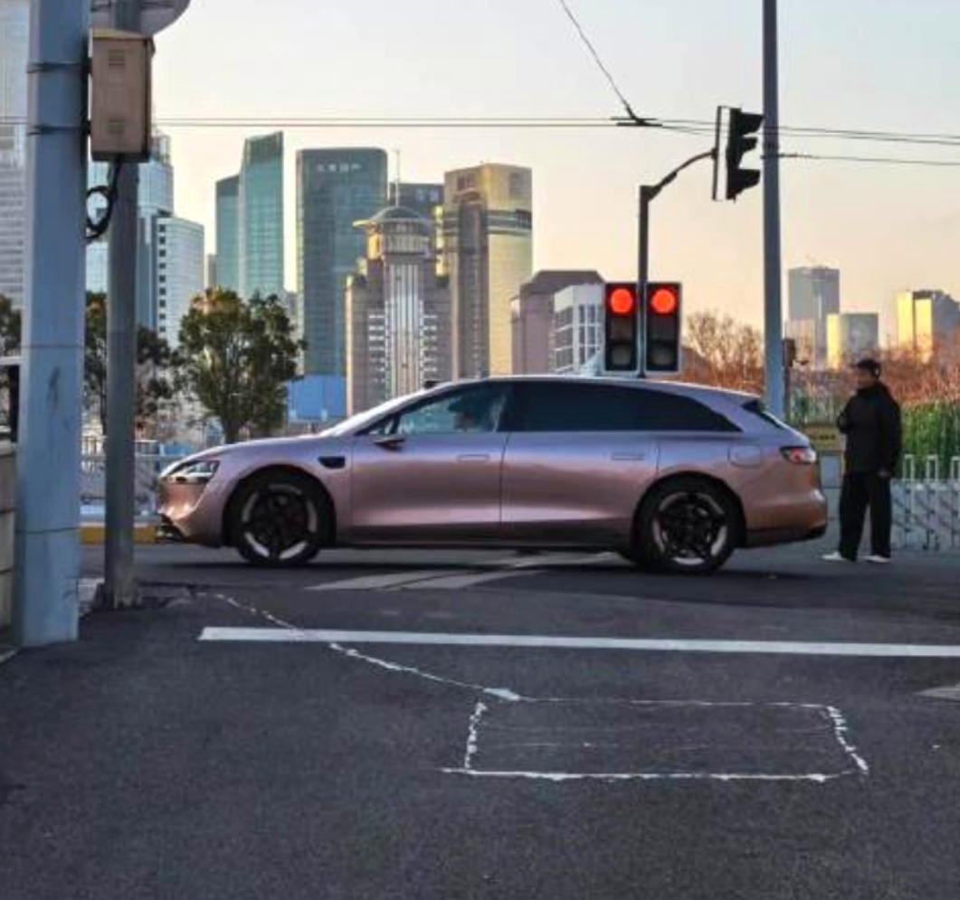 享界S9T粉色实车曝光看到粉色实车直接心动！这配色太春天了，连轮毂都是同款粉，整