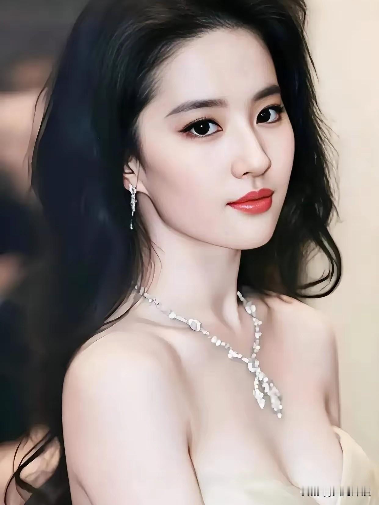 中国诗人为刘亦菲写的一首“接龙诗”！

花开陌上秀清芳
芳菲飘逸醉春光
光波拂袖