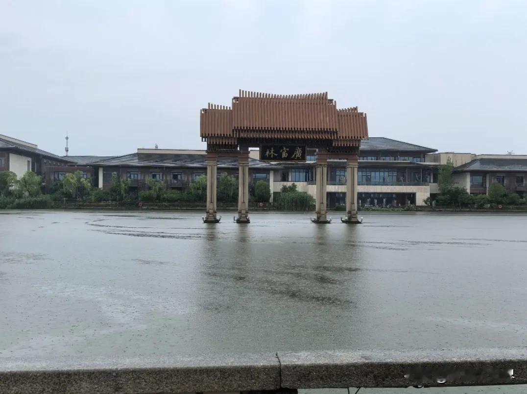 旅行～～
逛上海广富林文化遗址文化园，
和同学卓弘楠回忆上学的点滴。