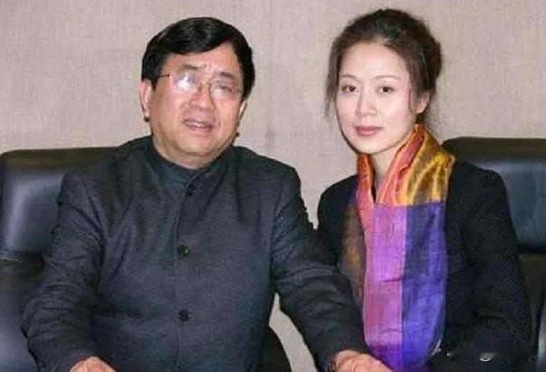 1992年，余秋雨二婚娶了比自己小16岁的女明星马兰。新婚当晚，余秋雨向马兰提出