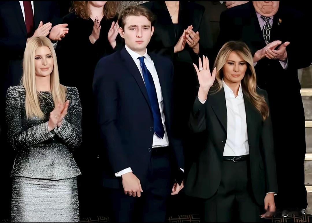 这是2026年特朗普国情咨文演讲现场，伊万卡、幼子巴伦及梅拉尼娅现身。伊万卡鼓掌