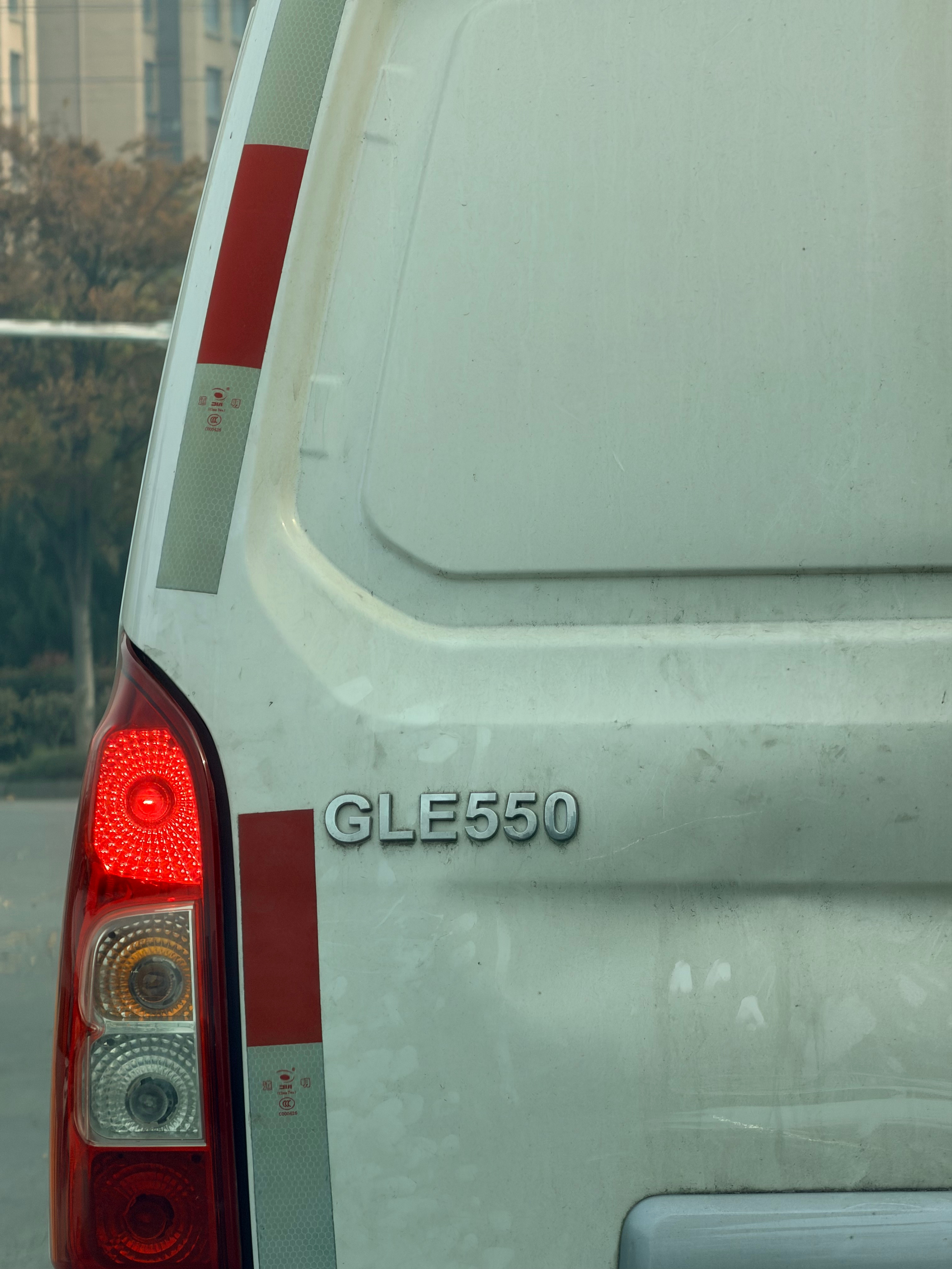 又涨知识了，不止奔驰有gle，金旅新能源也有gle，而且是550的高高高配