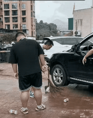 出来混确实没两手不行，人高马大看似威风的宝马司机根本不是对手。
本以为自己开着豪