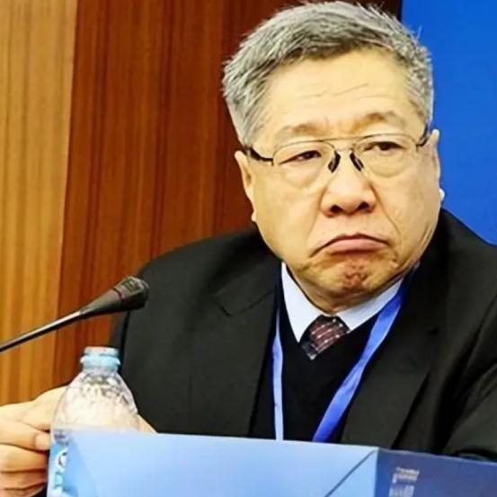 当年深度参与2014年养老金并轨改革设计的专家郑秉文，最近在网上彻底被推上了风口