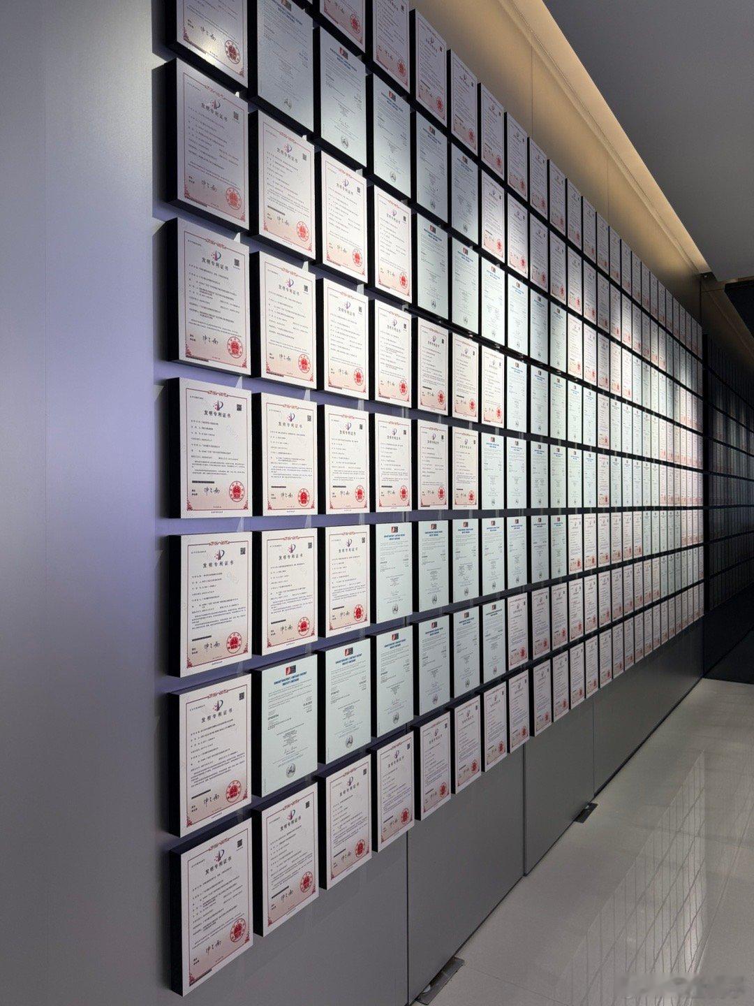 两面墙都是小鹏的专利  ​​​