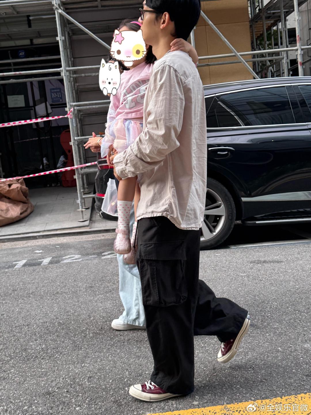 金钟大[超话]狎鸥亭偶遇金钟大和老婆孩子金钟大女儿和他超级像 网友在狎鸥亭逛街突