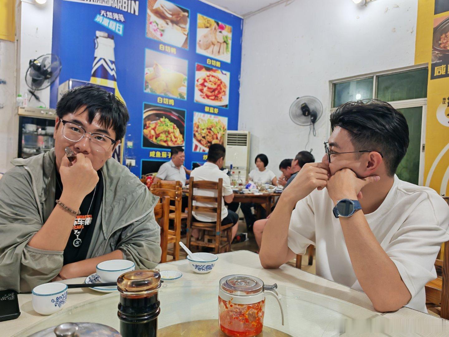 这两个人想带我去鸭子店