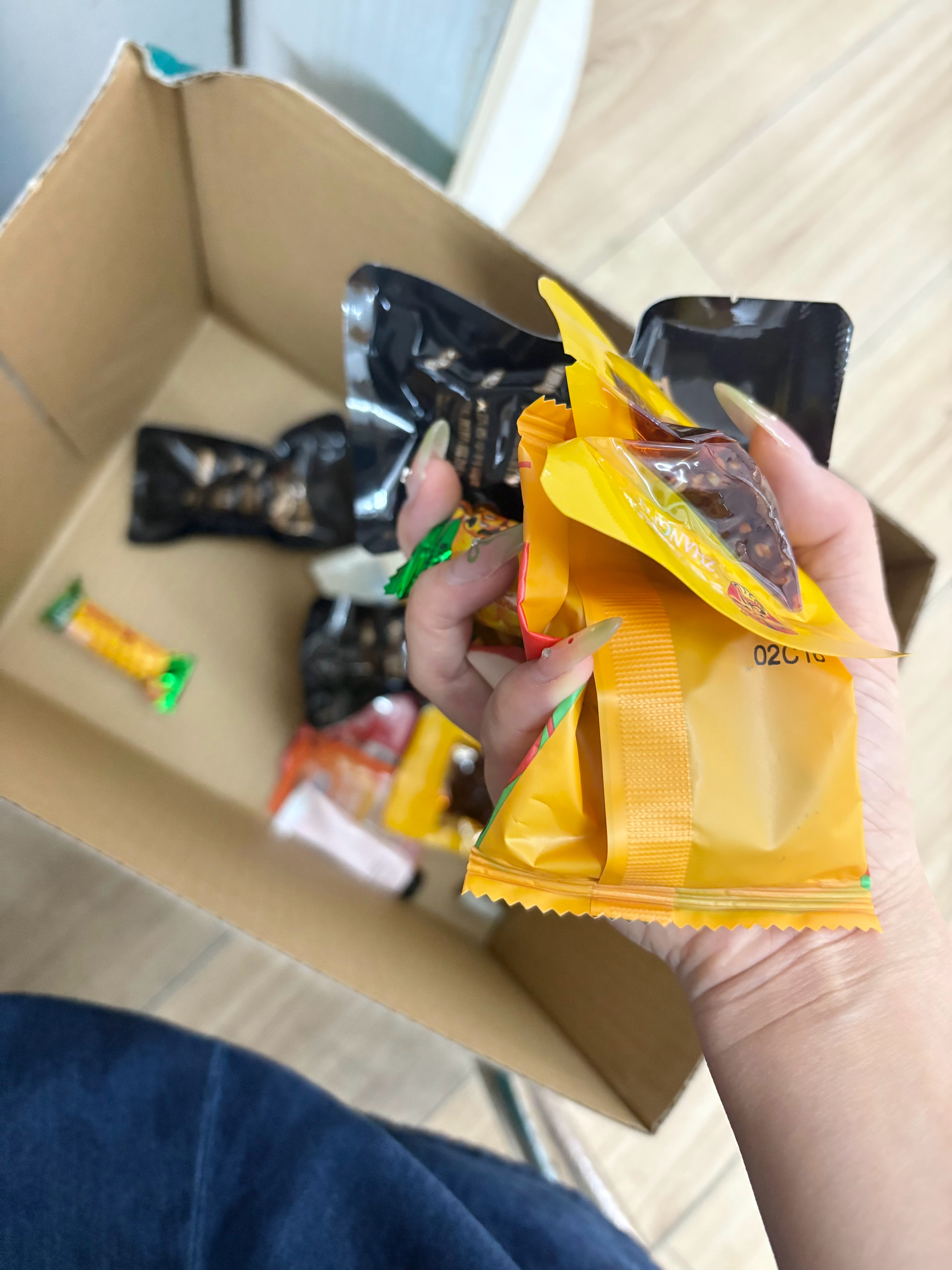 同事阿姨搞了一个箱子给我装零食说我把零食堆在桌子上太乱了哈哈哈哈哈哈 