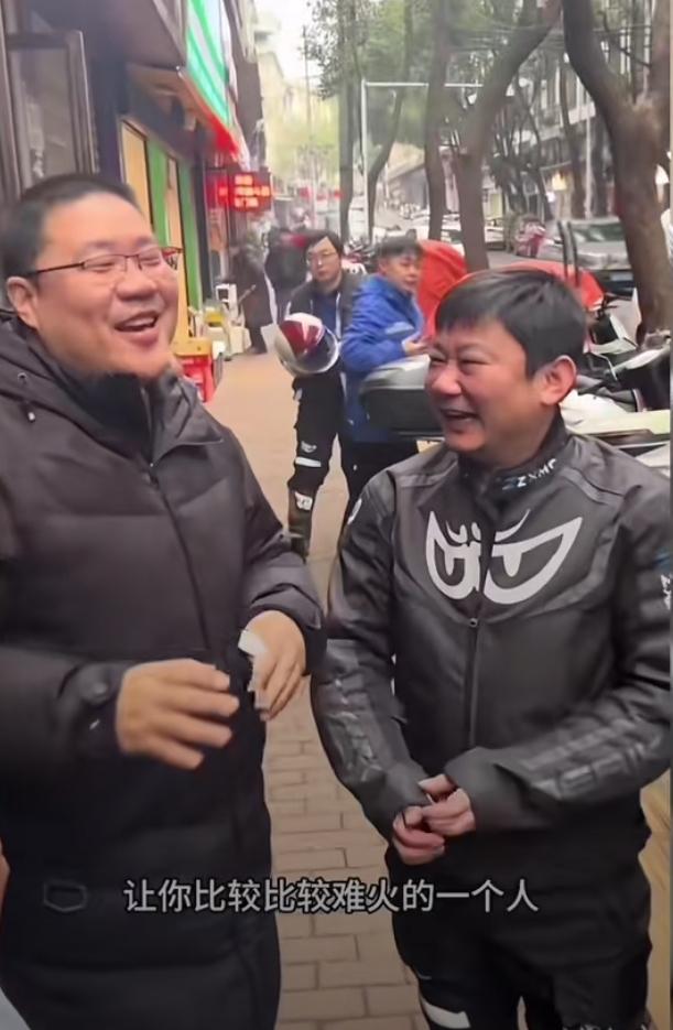 湖南台的那位易记者，就是张雪生命里的贵人，是他给了张雪被看见的机遇，他也是张雪人