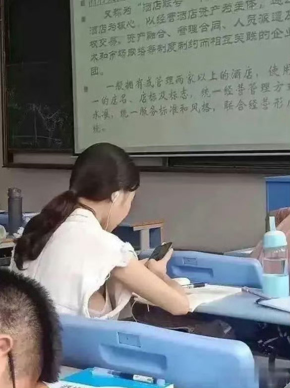 想请教一下，穿这种衣服上课会感到冷吗？  