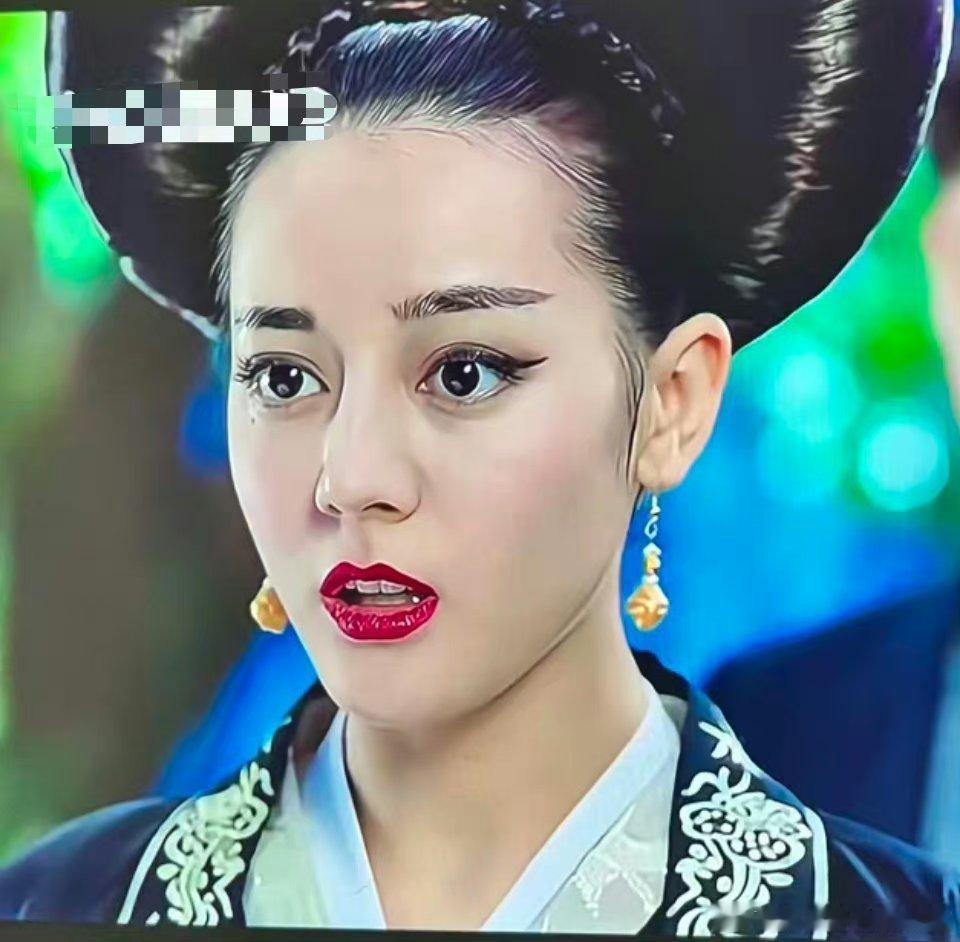 到底谁给美女做的造型。再好的脸也扛不住啊[裂开] ​​​