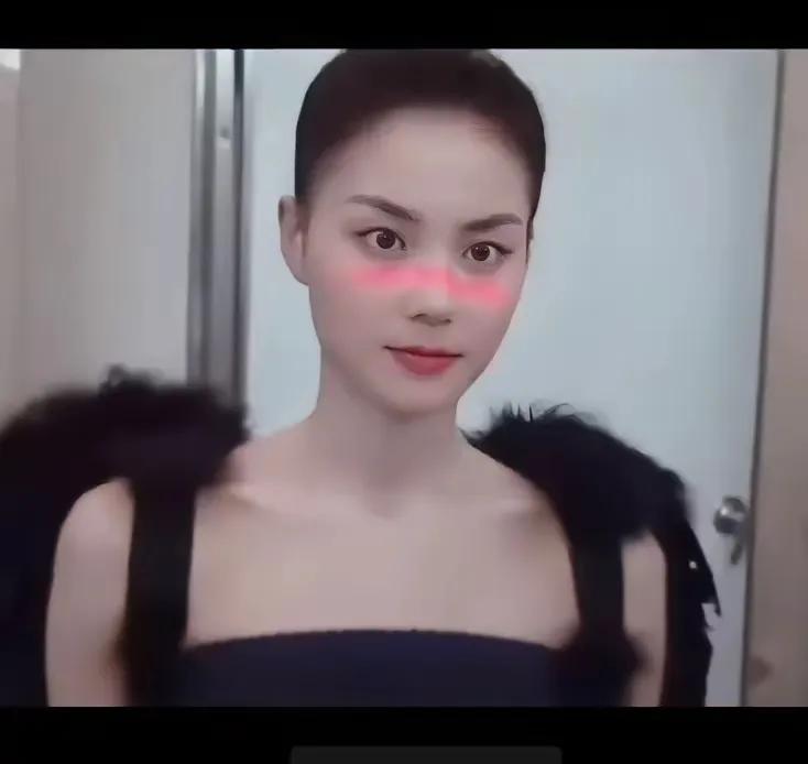 年轻时候的王菲其实也不是特别漂亮
顶多只能算是容貌清秀而已
为啥老多人都说她漂亮
