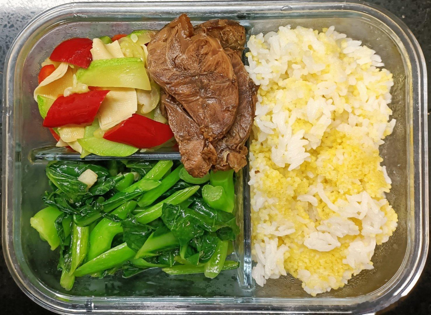 #儿子的午餐##这个问题吃什么##午餐秀# 二米饭，西葫辣椒豆腐皮，蒜蓉芥蓝，红