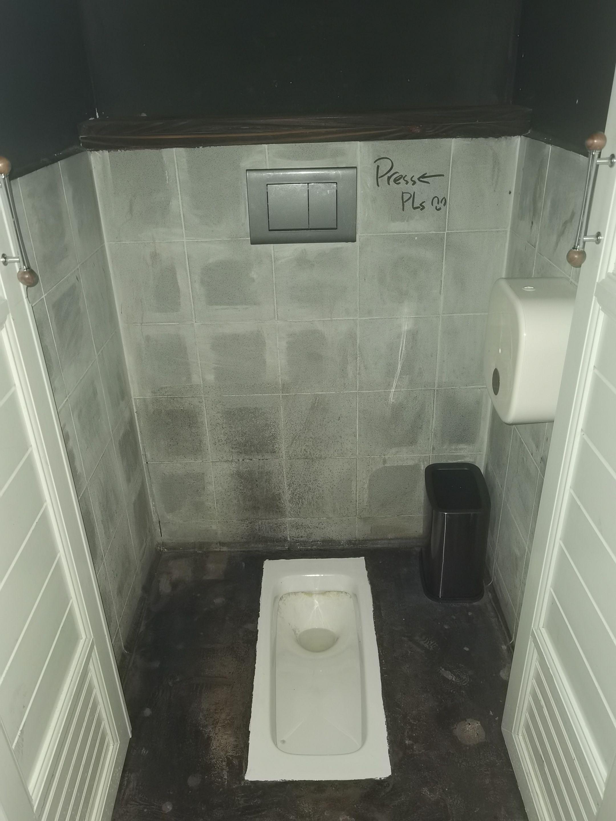 大尺寸蹲便器配套隐藏水箱。